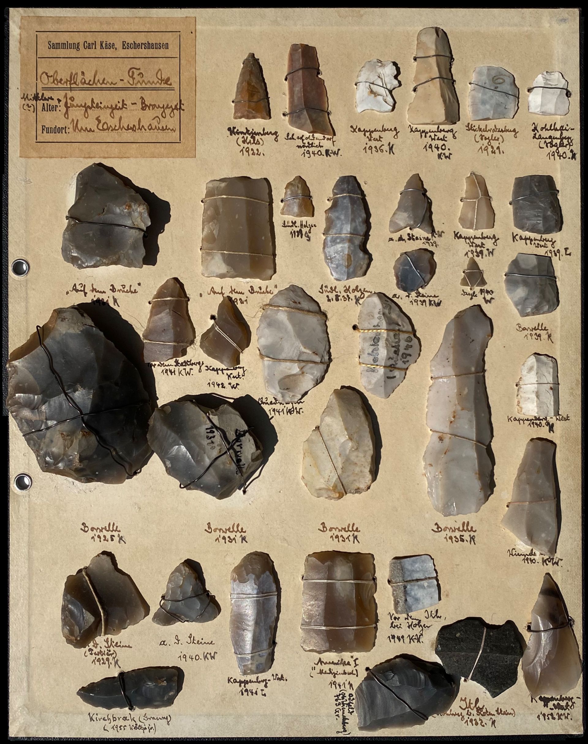 Übersichtsfoto der Feuersteinwerkzeuge aus der geologischen Sammlung Carl Kaese